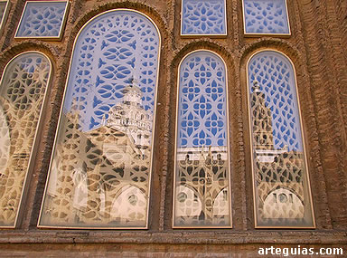 Arcos de ladrillo que contienen celos&iacute;as de yeso
