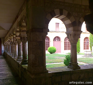 Claustro del Monasterio de San Pedro de Carde&ntilde;a, cerca de la ciudad de Burgos