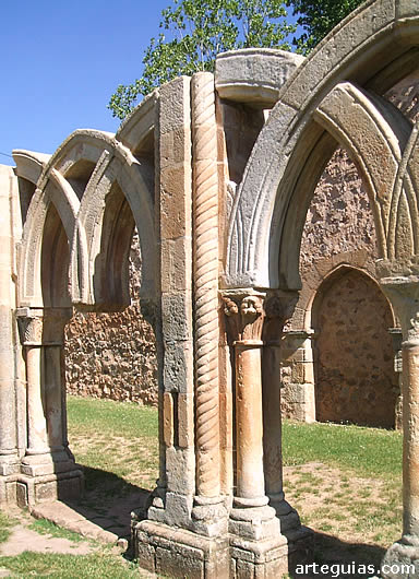 Arcos con pinjantes en el claustro de San Juan de Duero