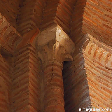 Capitel interior de  la cabecera