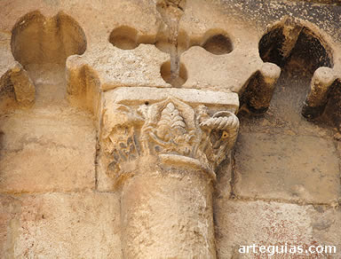 Capiteles de las columnas exteriores