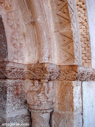 Columna y decoraci&oacute;n de las arquivoltas
