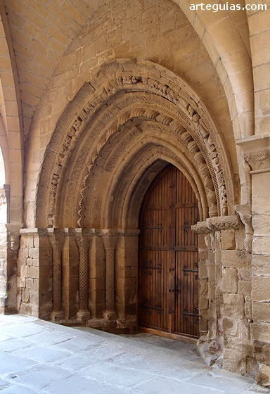 Puerta de ingreso. Iglesia de el Crucifijo en Puente la Reina, Navarra