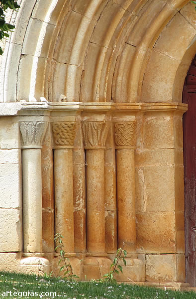 Los capiteles de esta puerta se resuelven con hojas y cester&iacute;a