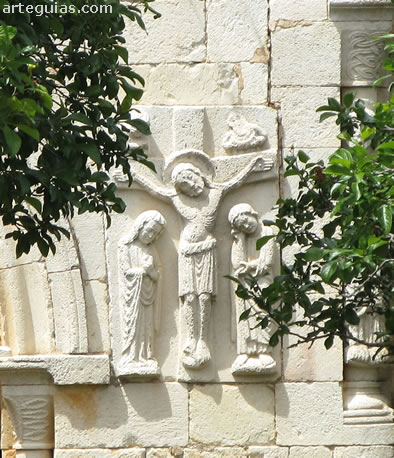 Relieve p&eacute;treo con un Calvario rom&aacute;nico