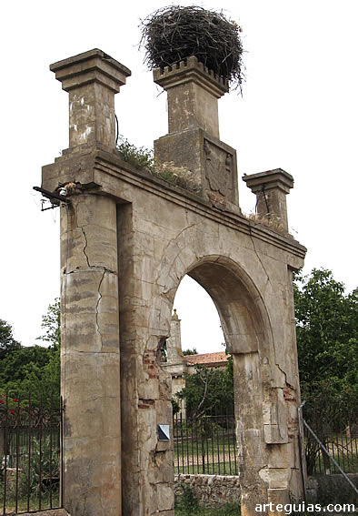 Entrada a la finca de Dehesa de Tablares