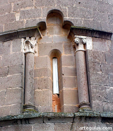 Iglesia de Enc&iacute;o: ventanal del &aacute;bside