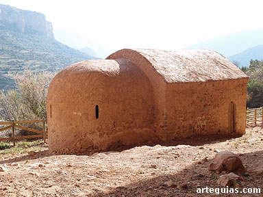 Curioso aspecto exterior de la ermita