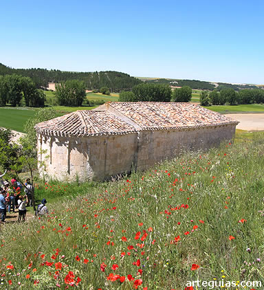 Ermita de El Salvador en el verde Valle del Esgueva, Burgos