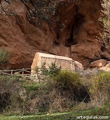 La Ermita bajo la enorme roca