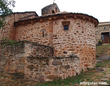 Cabecera rom&aacute;nica de la iglesia, construida en una de las cuestas de la aldea
