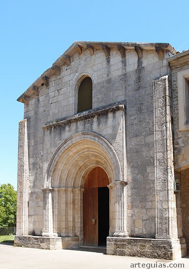 Fachada moderna de la iglesia