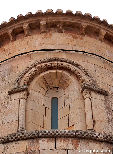 &aacute;bside rom&aacute;nico de la iglesia parroquial de Perazancas de Ojeda