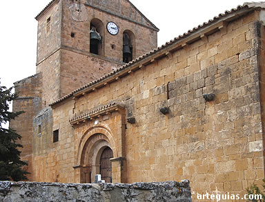 Fachada meridional con la puerta rom&aacute;nica. Valdege&ntilde;a