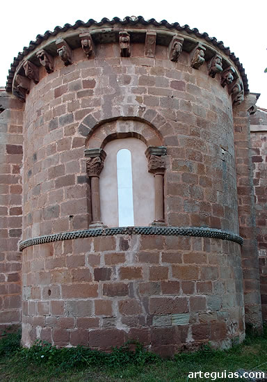 &Aacute;bside de la iglesia de  Villanueva de la N&iacute;a, Valderredible