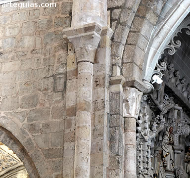 Columnas y arco triunfal del templo rom&aacute;nico primitivo