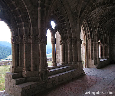 Galer&iacute;a g&oacute;tica en la iglesia de Larumbe