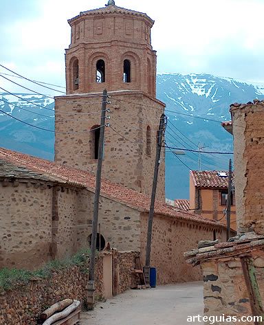 Campanario de la iglesia de Litago con el Moncayo al fondo