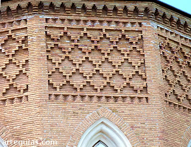Frisos de esquinillas y red de rombos en el &aacute;bide de la iglesia de Magall&oacute;n