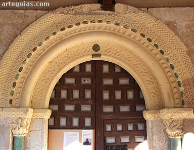 Mi&ntilde;o de San Esteban: puerta rom&aacute;nica