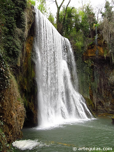 Una de las cascadas del Parque del r&iacute;o Piedra