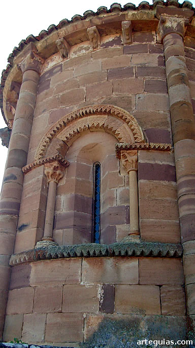 &Aacute;bside del templo rom&aacute;nico de Villanueva de la Torre, en plena Monta&ntilde;a Palentina