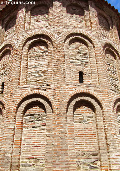 Un buen ejemplo del mud&eacute;jar en Salamanca es la cabecera de la iglesia de Santiago en Alba de Tormes