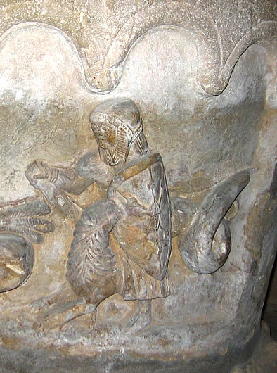 Detalle de la pila bautismal de Arenillas de Nu&ntilde;o P&eacute;rez: guerrero en lucha contra un drag&oacute;n