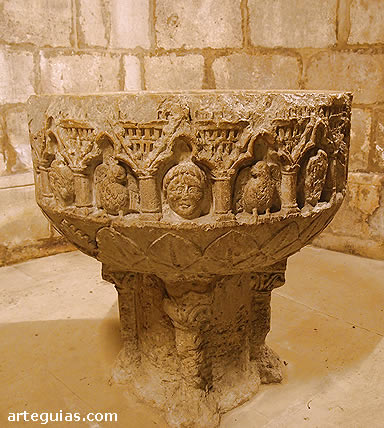 Est&iacute;baliz: pila baustismal rom&aacute;nica