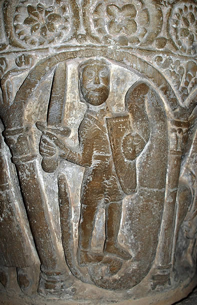 Un drag&oacute;n muerde el escudo de un soldado en la pila de Renedo de Valdivia