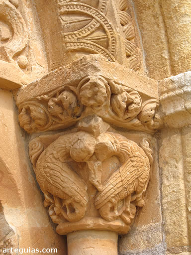 Capitel con dos arp&iacute;as