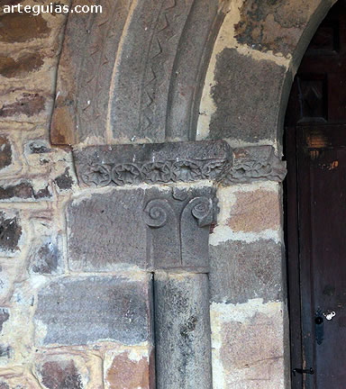 Detalle de la puerta de la iglesia de Tera