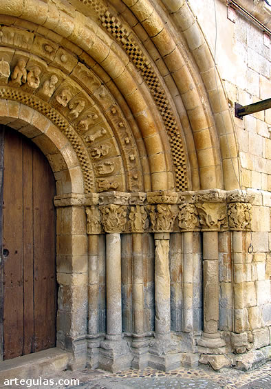 Las arquivoltas forman un profundo abocinamiento