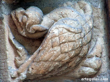 Drag&oacute;n esculpido en la puerta de Cerezo de Riotir&oacute;n