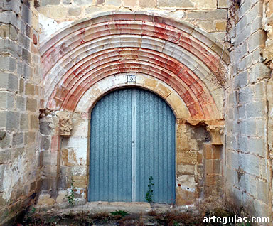 Puerta de la iglesia de Enc&iacute;o