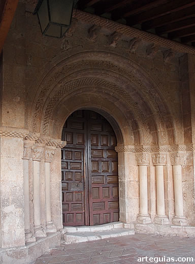 Puerta de la iglesia de San Mart&iacute;n de Berzosa