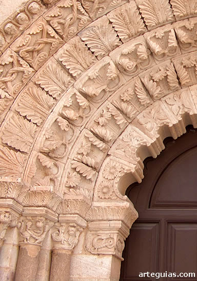 Detalle de esta excelente puerta rom&aacute;nica