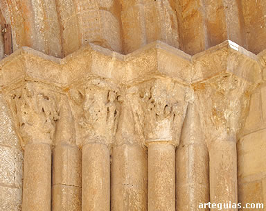 Detalle de los capiteles de la puerta