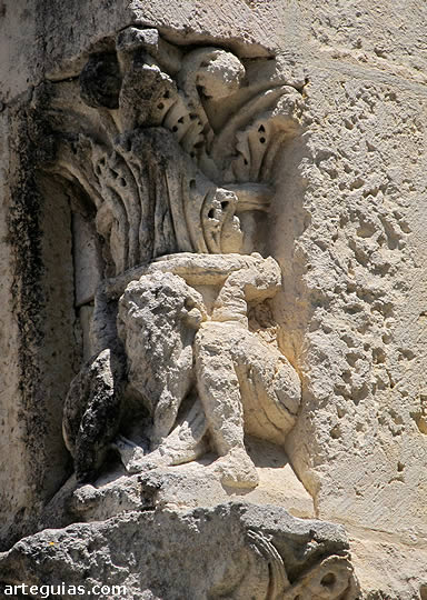 Atlante soportando un capitel