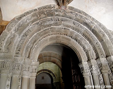 Arquivoltas de la puerta sur