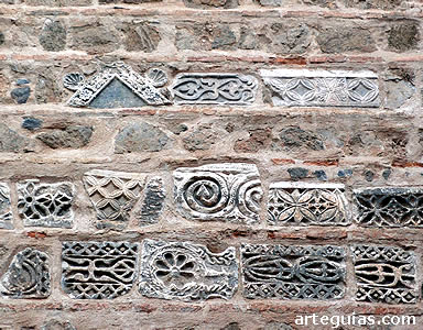 Relieves visigodos en la torre de San Bartolom&eacute;