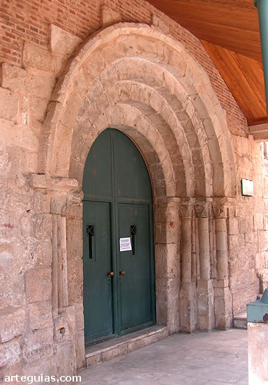 Puerta rom&aacute;nica de la iglesia de San Vicente de Almaz&aacute;n