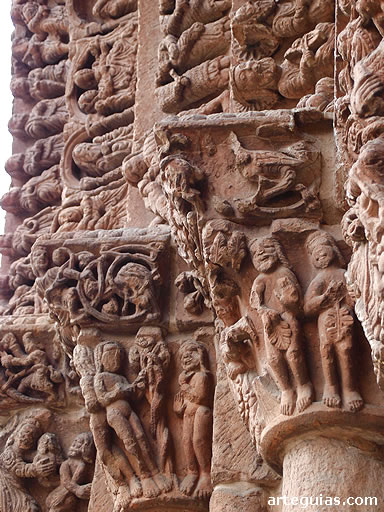 Uno de los mejores ejemplos del rom&aacute;nico de la ciudad de Soria: la portada de Santo Domingo