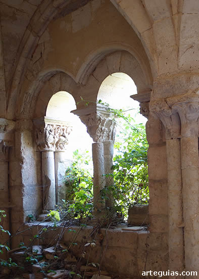 Monasterio premostratense de Santa Cruz de Ribas: ventana de la sala capitular