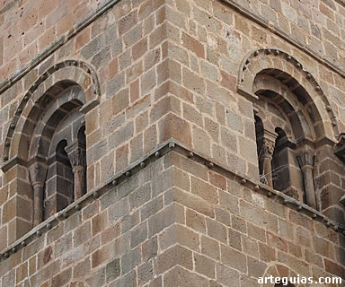 Ventanales del campanario de la iglesia de San Miguel de &Aacute;greda