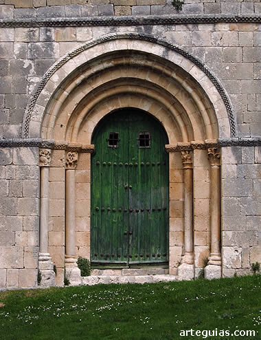 Puerta occidental de la iglesia de San Miguel de Fuentidue&ntilde;a