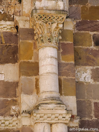 Dos columnas truncadas y luego una sola con capitel