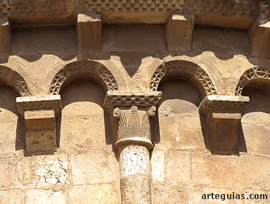 Cornisa con arquillos ciegos