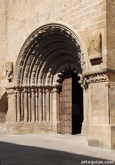 Puerta de la iglesia de Santiago