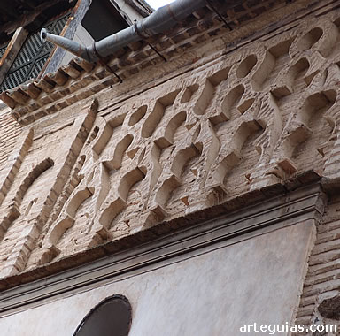Convento Santa &Uacute;rsula: sebka encima de la puerta de ingreso